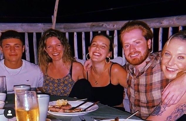 Sao Stranger Things chia tay ban trai anh 2