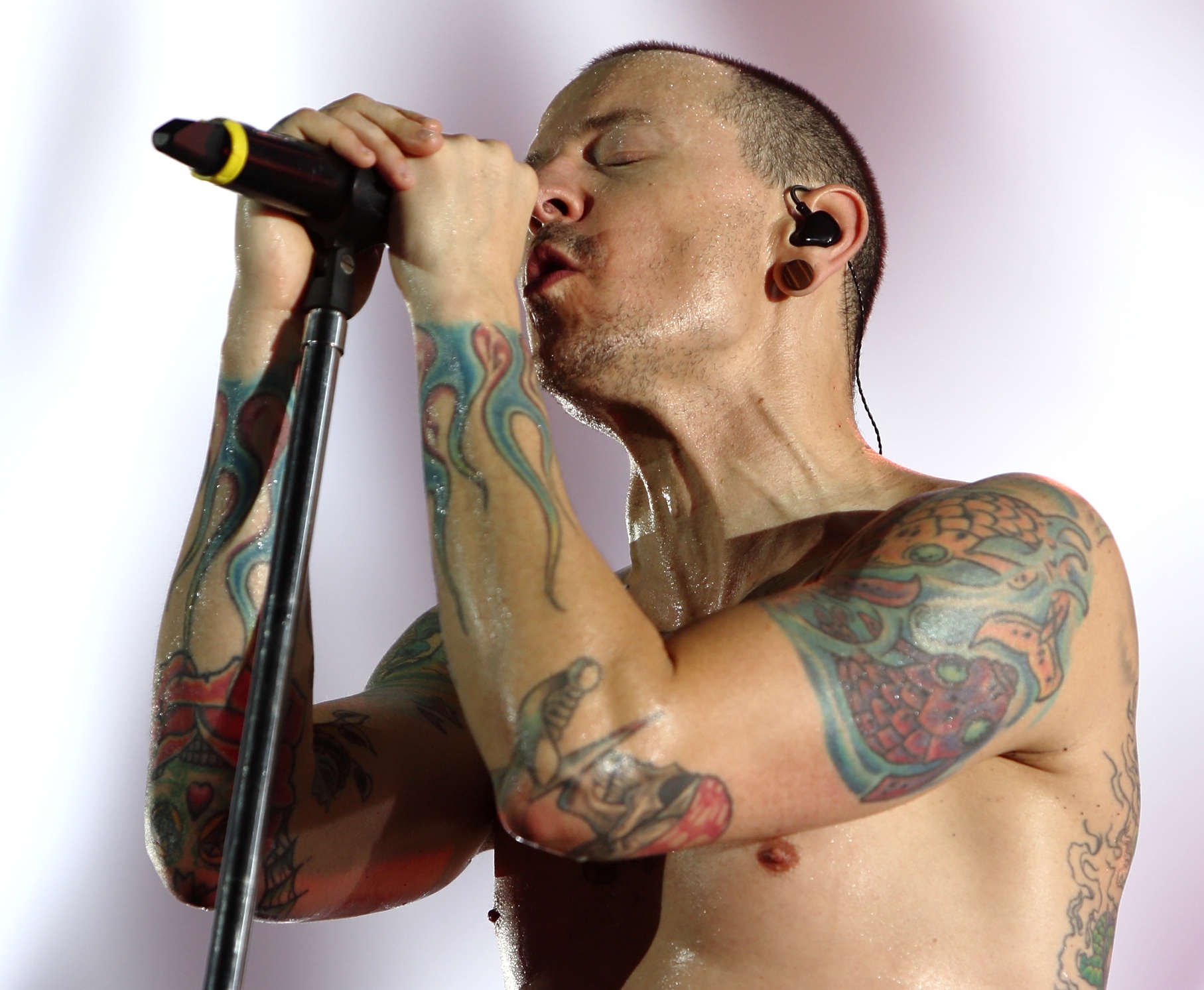 Chester Bennington tu tu, Linkin Park bi anh huong nghiem trong hinh anh