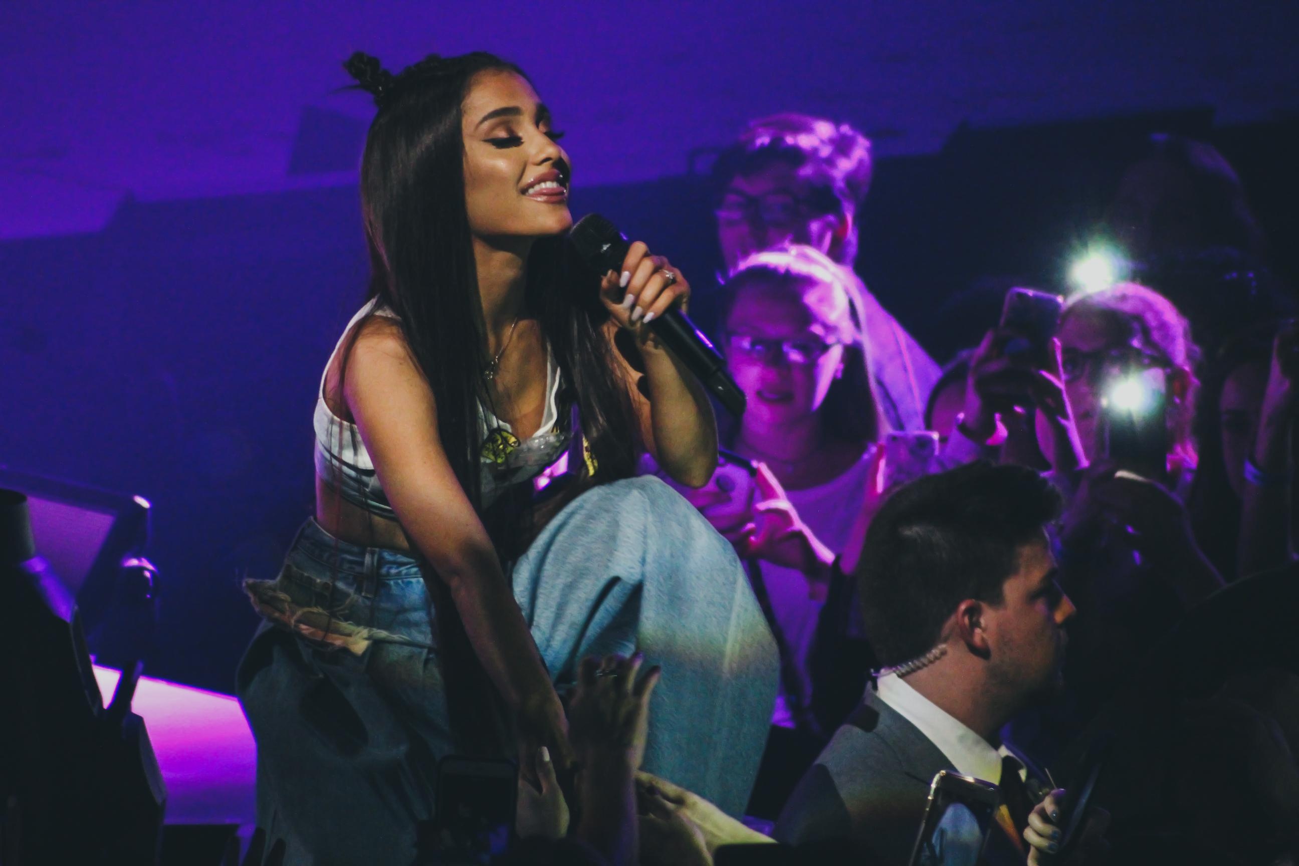 Ariana Grande huỷ show,  tour diễn Ariana Grande,  siêu sao ảnh 2 Ariana Grande huy show,  tour dien Ariana Grande,  sieu sao anh 2