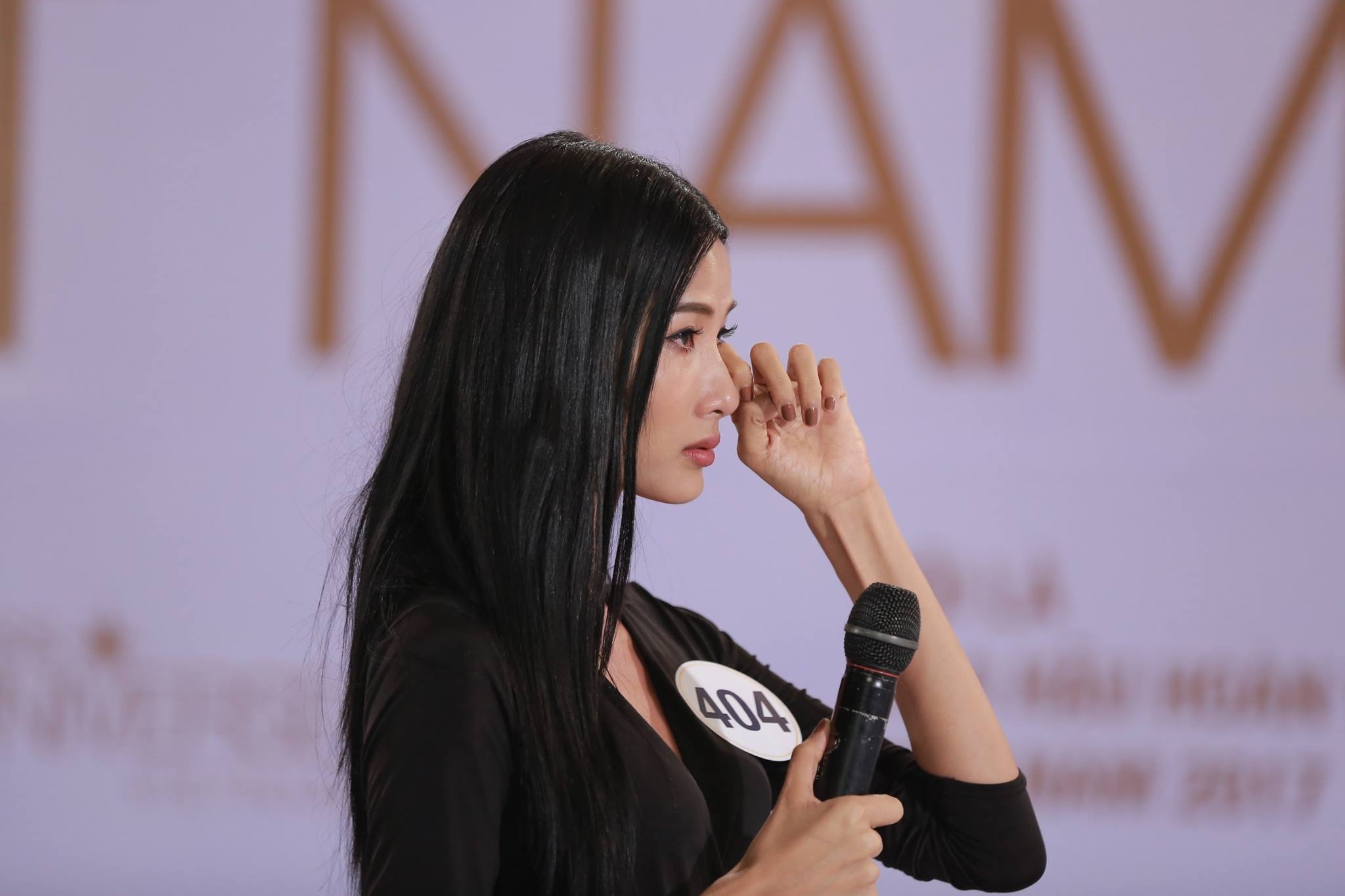 Hoang Thuy doi dap truoc Pham Huong hinh anh