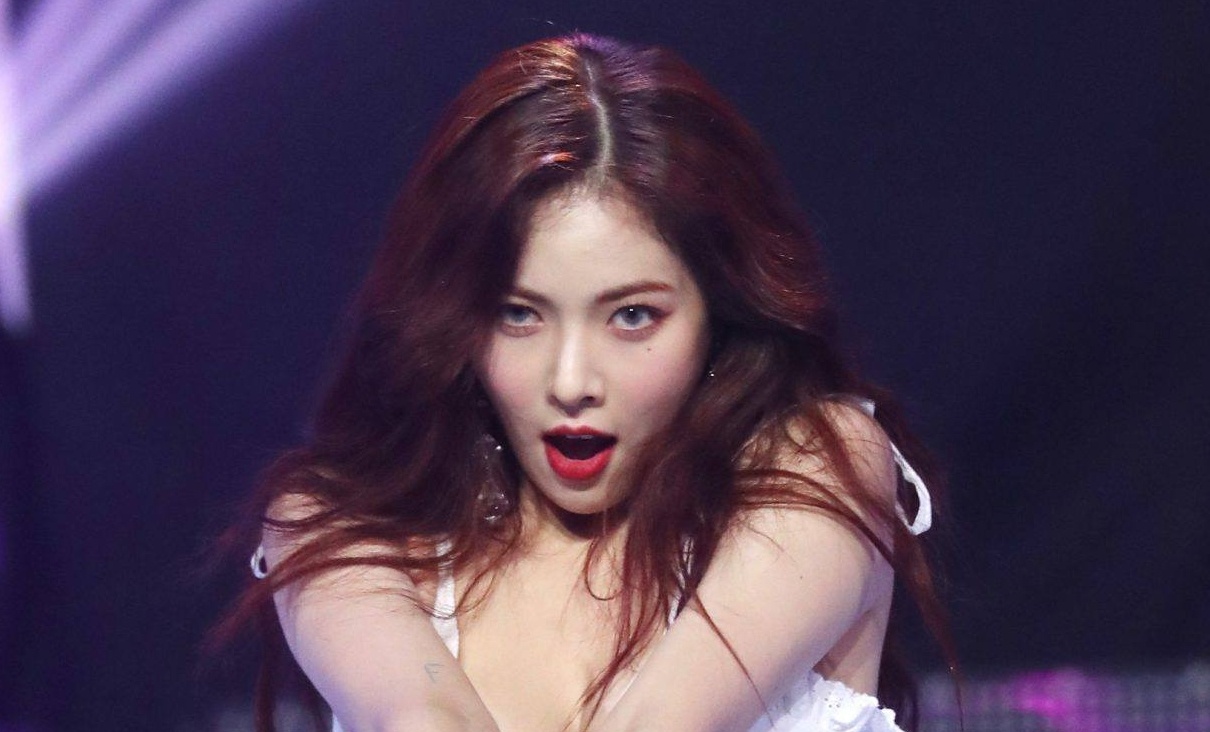 HyunA bi che vi qua goi cam tren san khau hinh anh