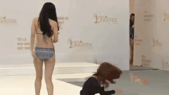 Thi sinh Hoa hau Hoan vu Viet Nam bo di khi ban nga gay tranh cai hinh anh