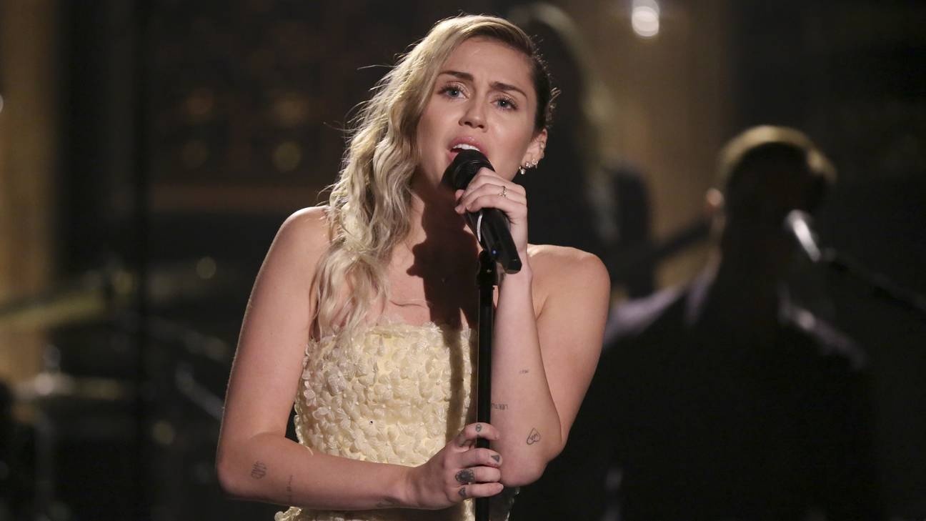 Miley Cyrus hat 'The Climb' tuong nho nan nhan vu xa sung hinh anh