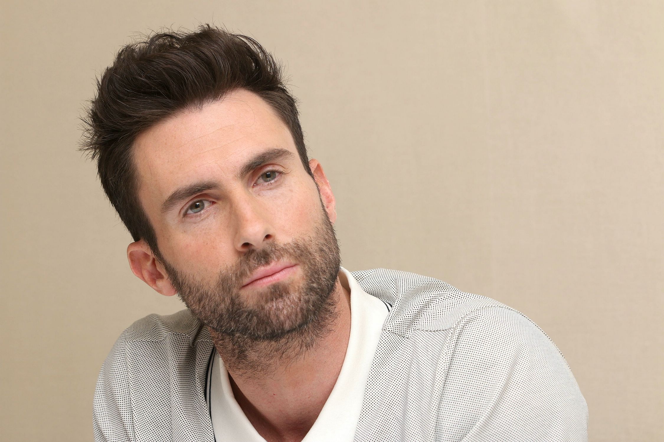 Adam Levine gioi thieu album moi hinh anh