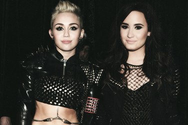 Ngay tro lai, Miley Cyrus bi Demi Lovato danh bai hoan toan hinh anh