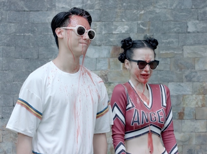 Tap 8 'Glee': Angela Phuong Trinh bi tat tra sua vao mat hinh anh