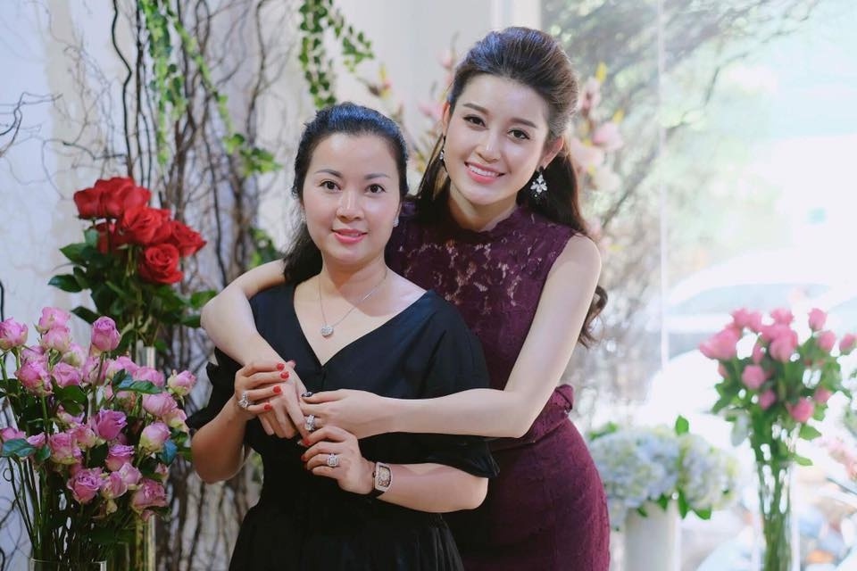 Huyen My truot Hoa hau hoa binh anh 2