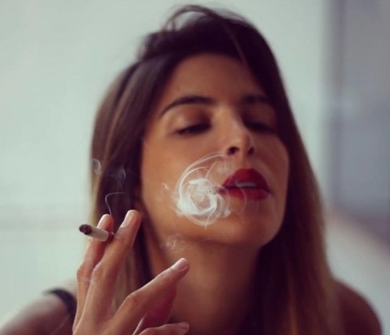 Tan Hoa hau Hoa binh lo anh hut thuoc la hinh anh