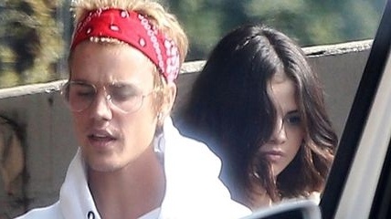 Justin Bieber dang co gang gianh lai Selena Gomez? hinh anh