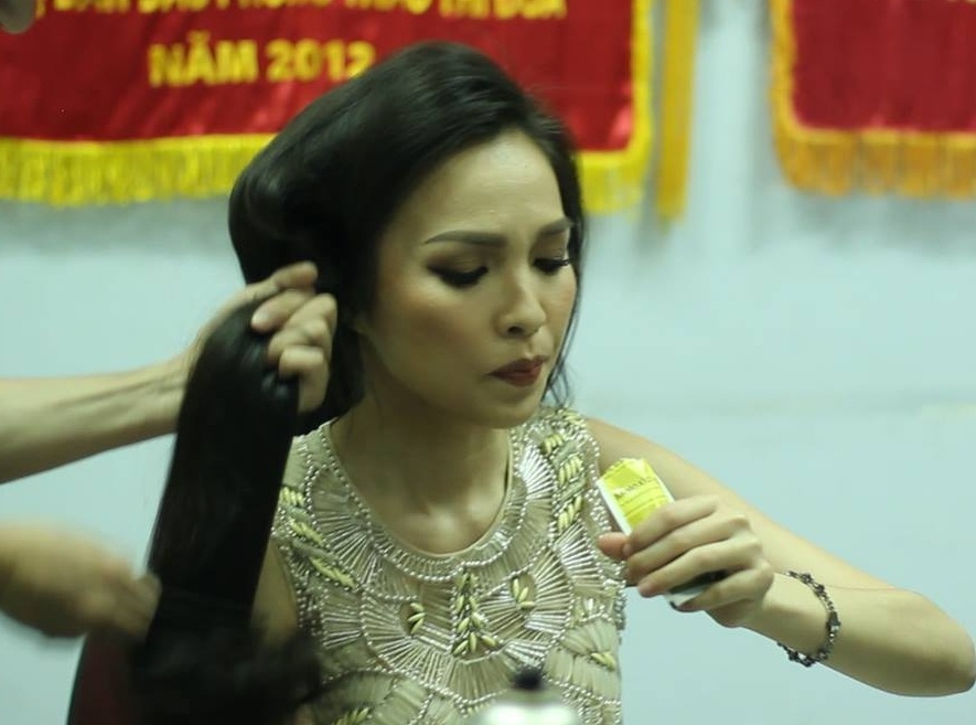 Hien Thuc bi dau bao tu trong hau truong 'Guong mat than quen nhi' hinh anh