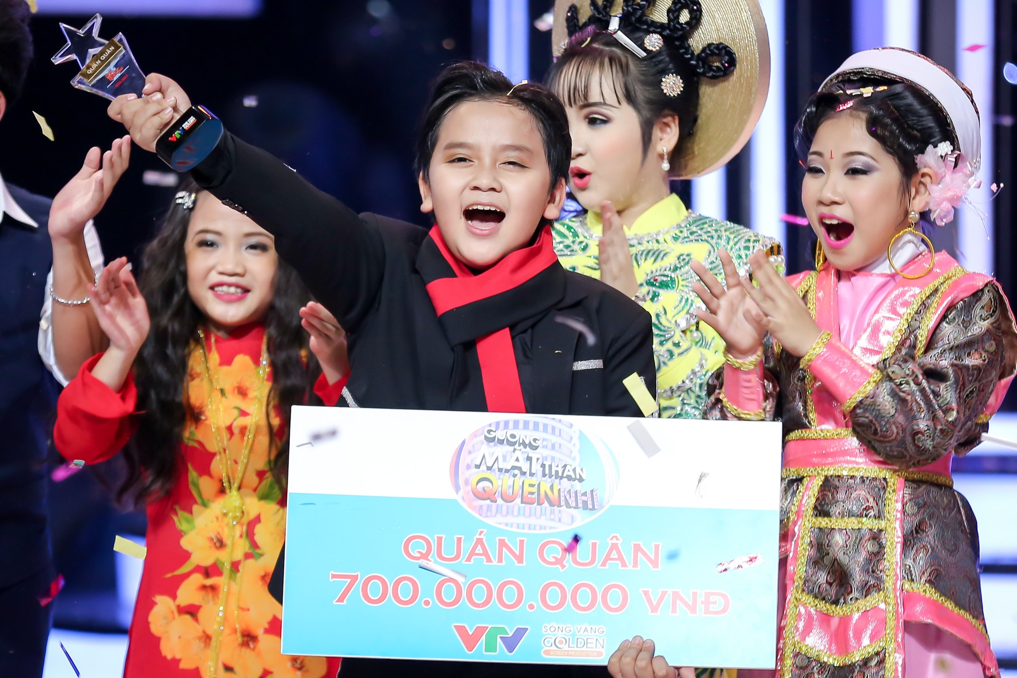 Thi sinh hoa giong nam cao nhat the gioi thang Guong mat than quen nhi hinh anh