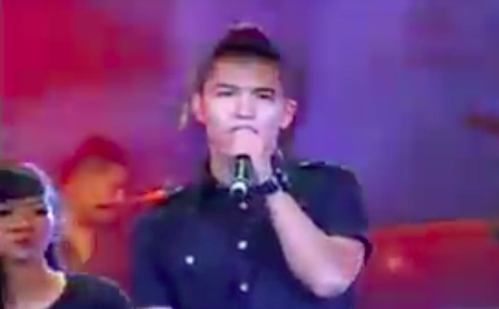 Cuong Seven hat live do khong kem Chi Pu hinh anh