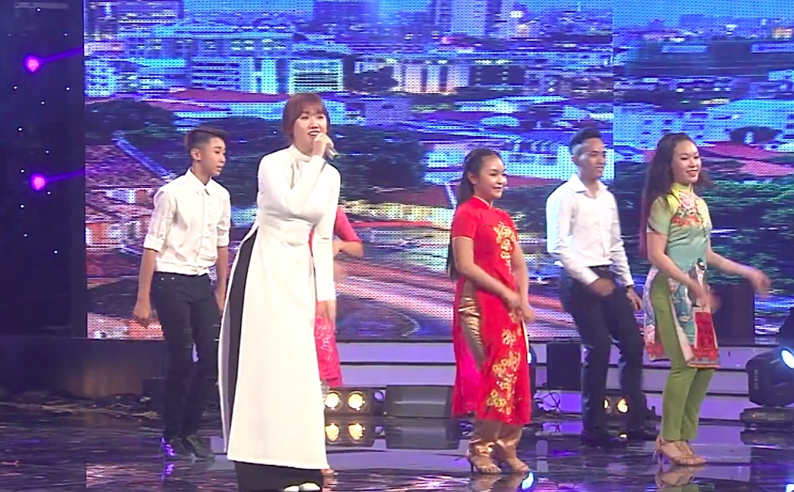 Hari Won hat live thieu chuyen nghiep hinh anh