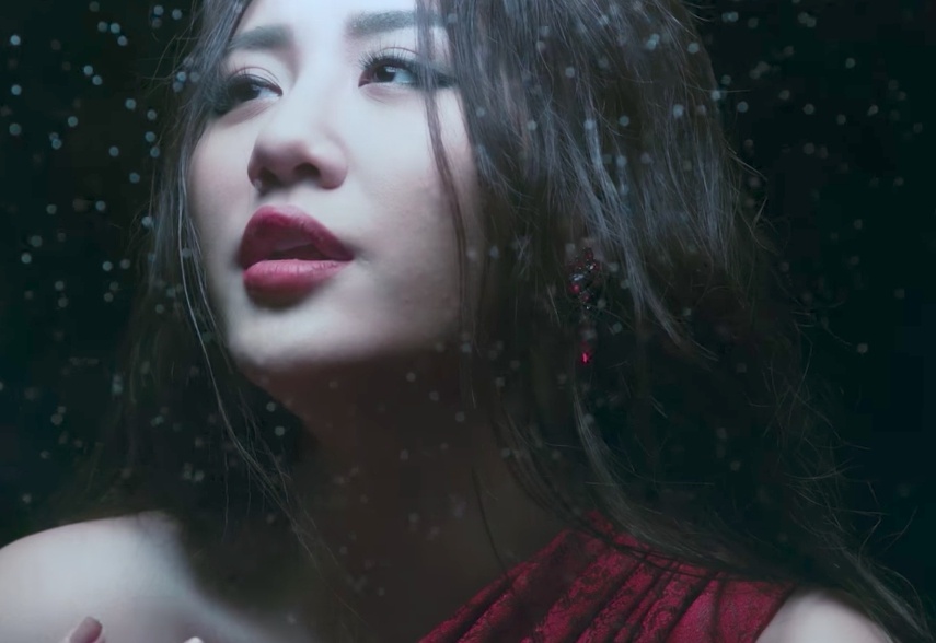 MV vua ra mat cua Van Mai Huong bi fan Chi Pu 'dislike', to dua hoi hinh anh
