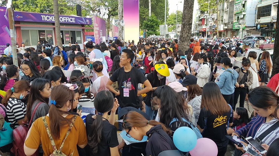 Fan Viet nao loan, tran ra duong 3/2 gay tac nghen giao thong hinh anh