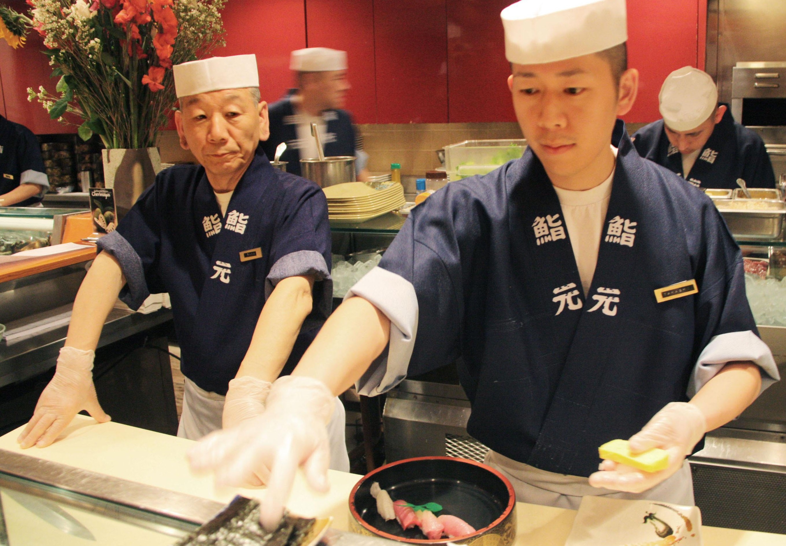 Khoang cach giua dau bep va thuc khach dang huy hoai sushi hinh anh