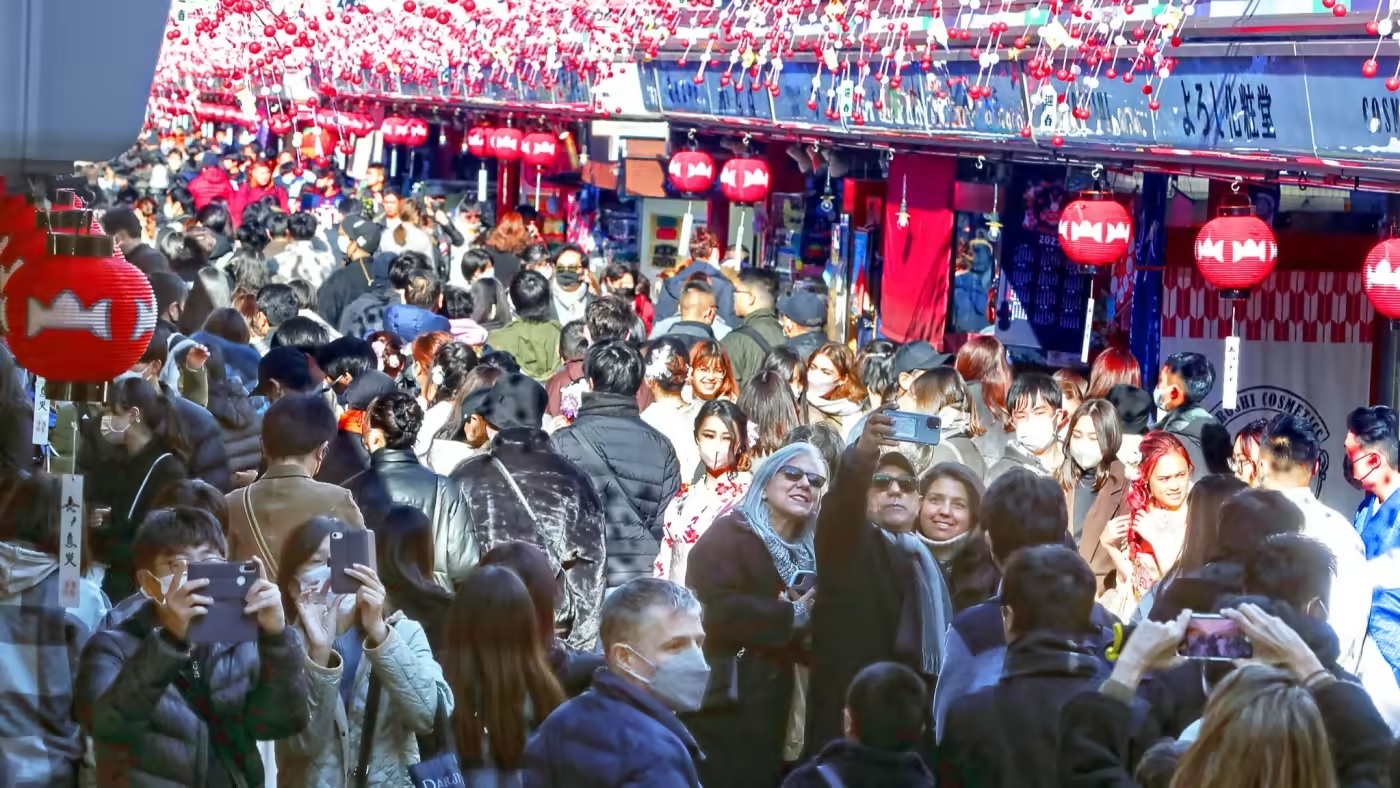 Nhat Ban chat vat don khach Trung Quoc hinh anh