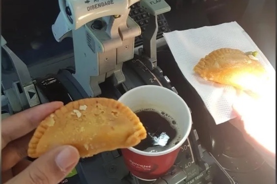 Phi cong bi dinh chi vi an banh trong buong lai hinh anh