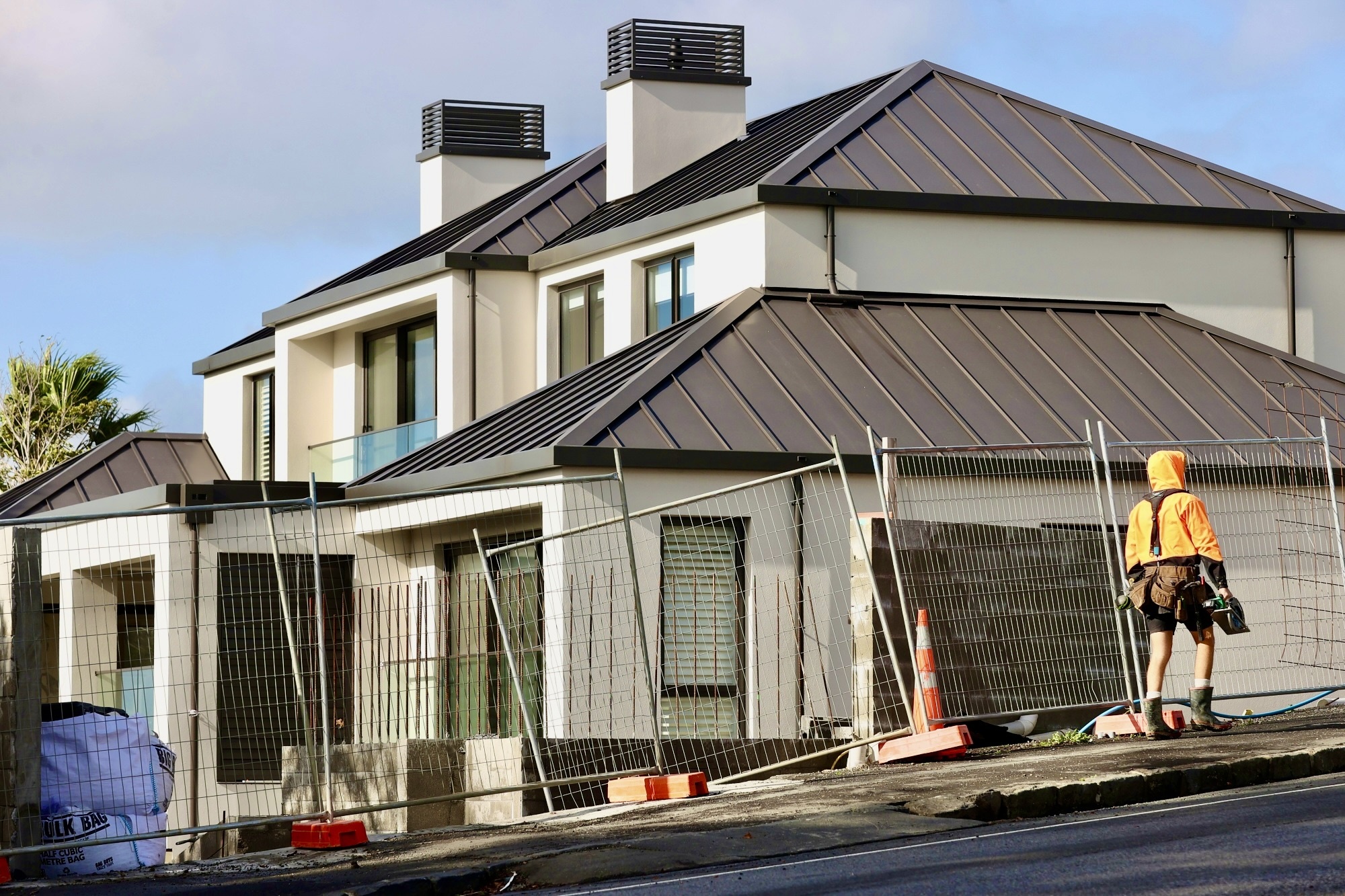 Thi truong nha dat chau A ha nhiet hinh anh