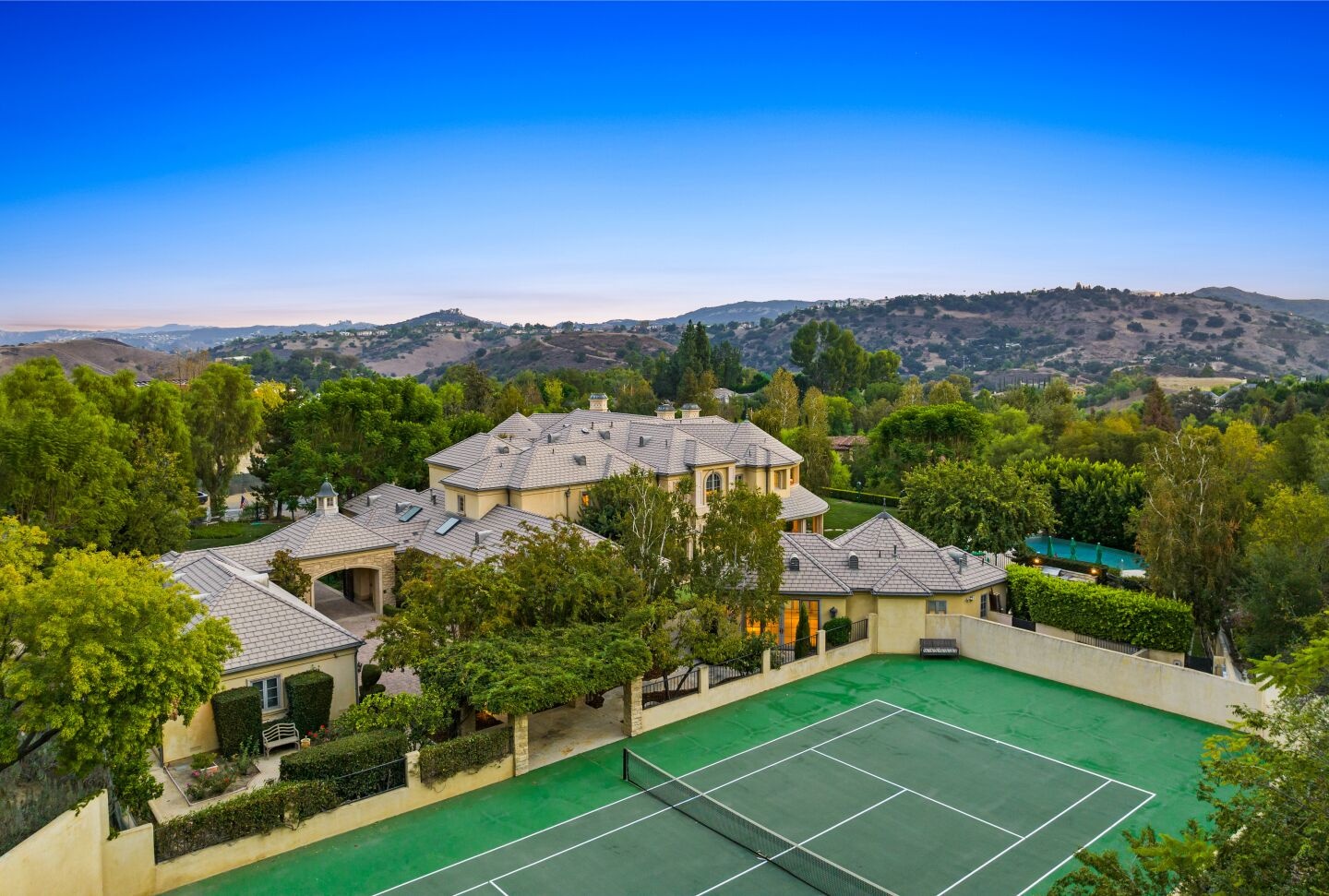 Dinh thu 15 trieu USD cua binh luan vien huyen thoai Vin Scully hinh anh