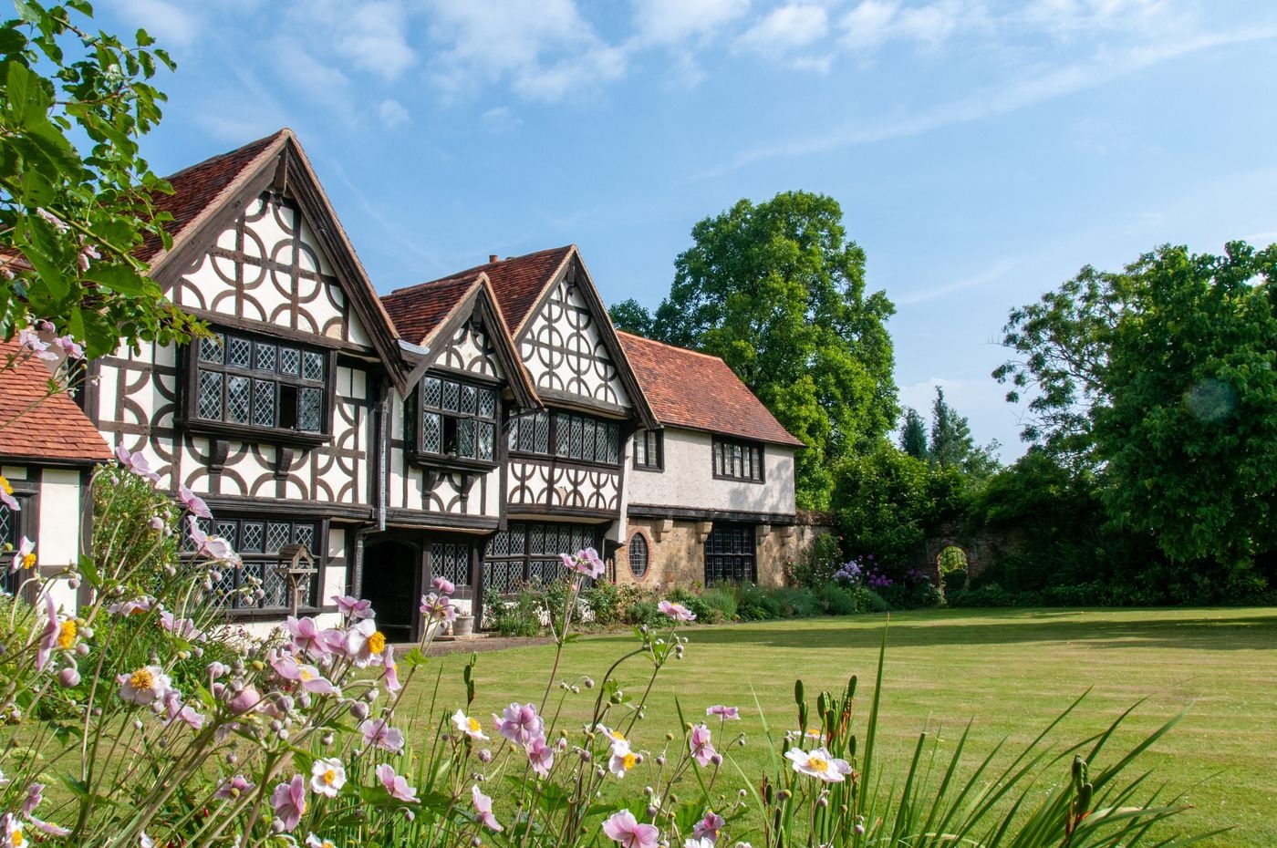 Trang vien 1.000 nam tuoi 13,5 trieu USD o Anh hinh anh