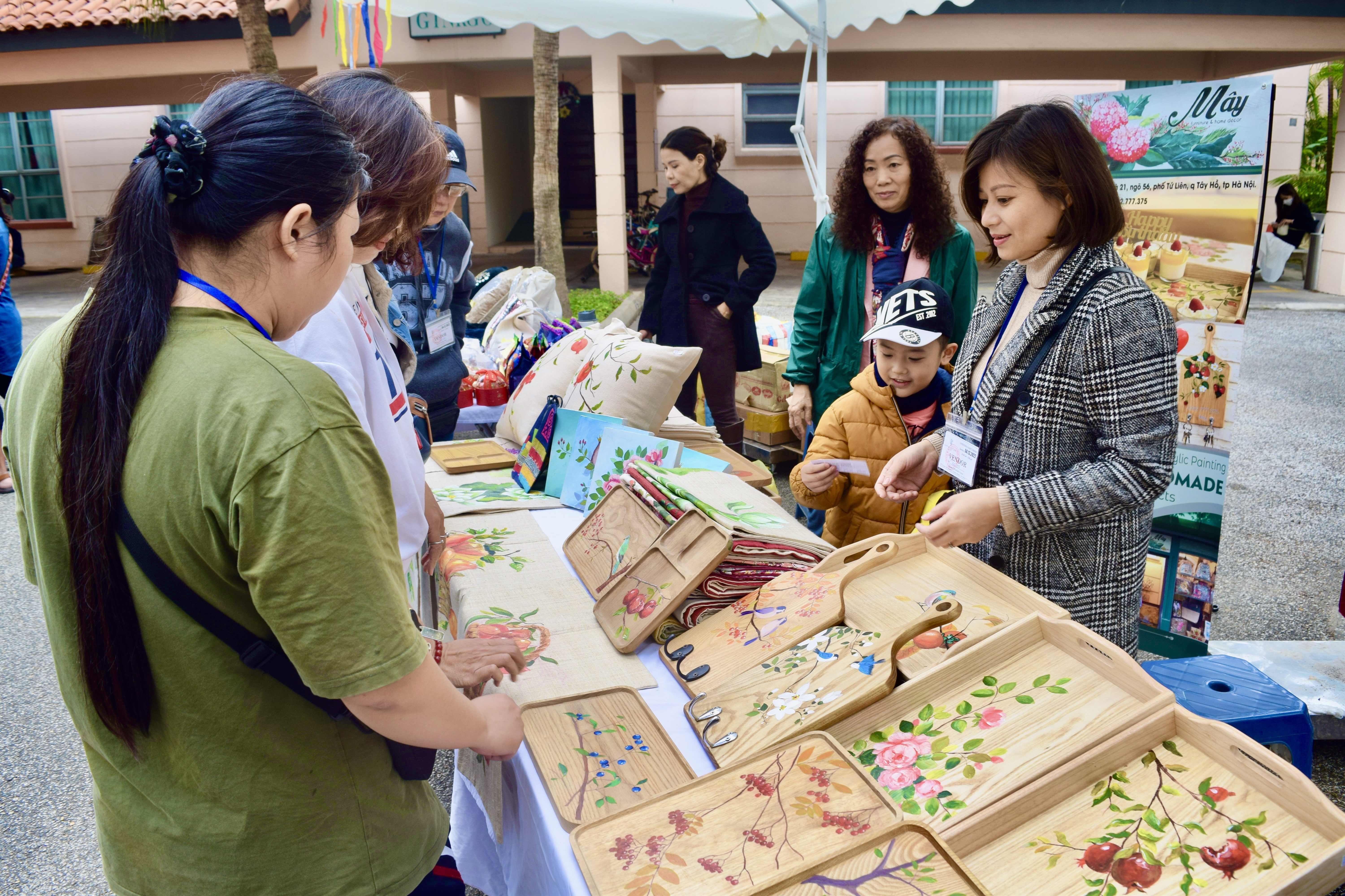Nguoi nuoc ngoai hung thu voi hoi cho tu thien o Ha Noi hinh anh