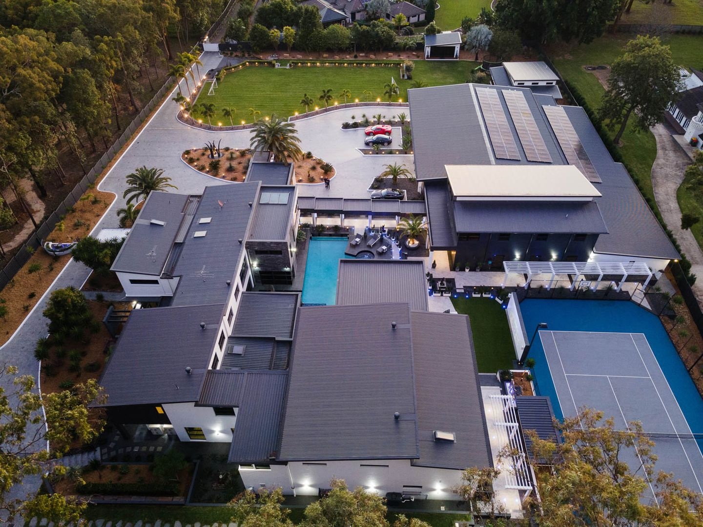 Biet thu 15 trieu USD co san bong da rieng hinh anh