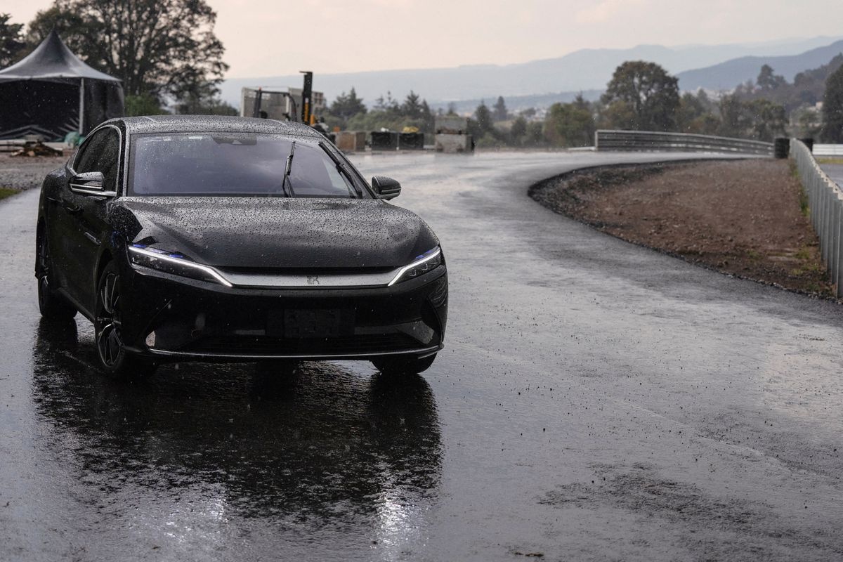 Oto dien Trung Quoc co the re hon 10.000 euro so voi hang xe chau Au hinh anh