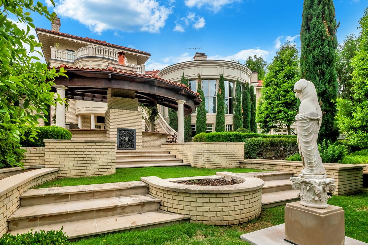 Dinh thu 100 tuoi co gia 6,1 trieu USD hinh anh