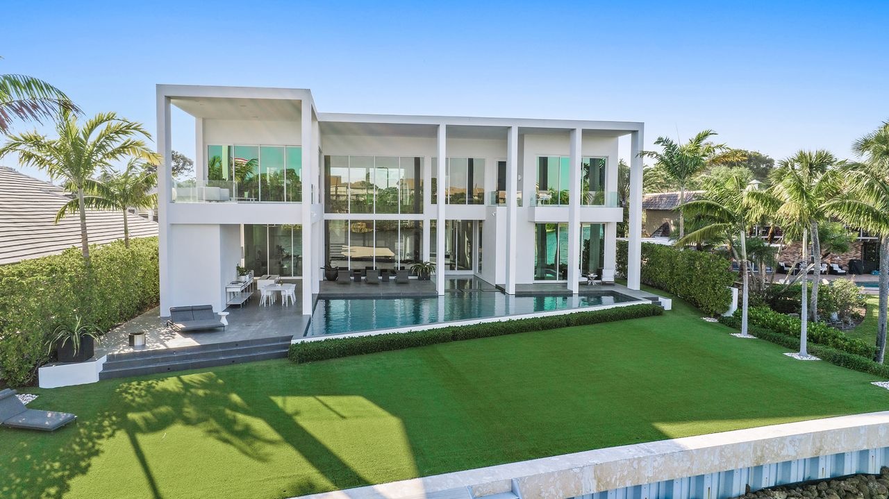 Dinh thu 12,85 trieu USD cua tay dua oto Simon Gregg hinh anh