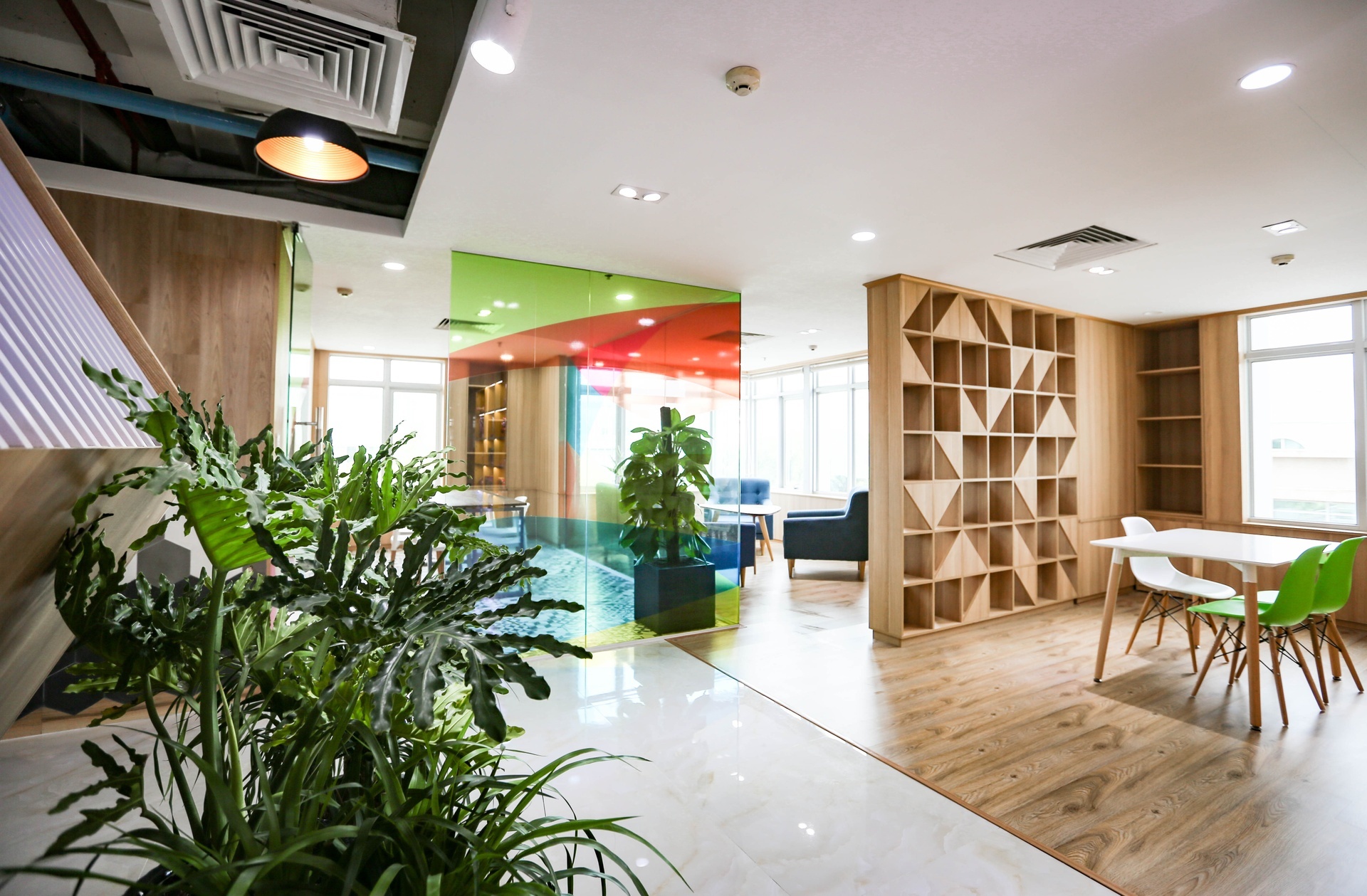 thi cong van phong anh 1