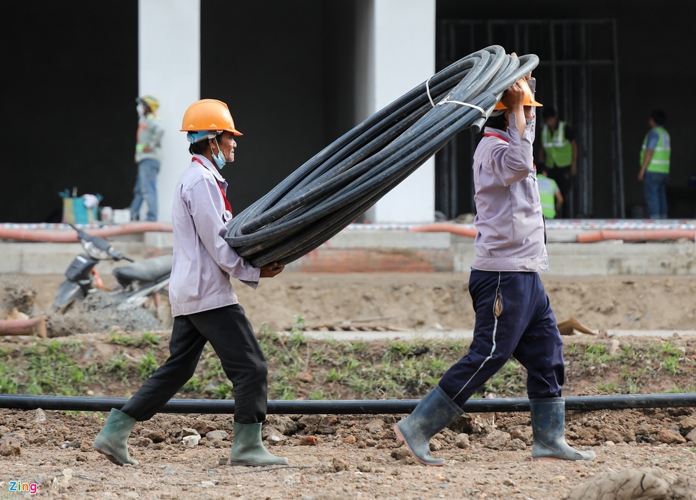 Doanh nghiep nha thau xay dung ngay cang chat vat voi noi lo pha san hinh anh