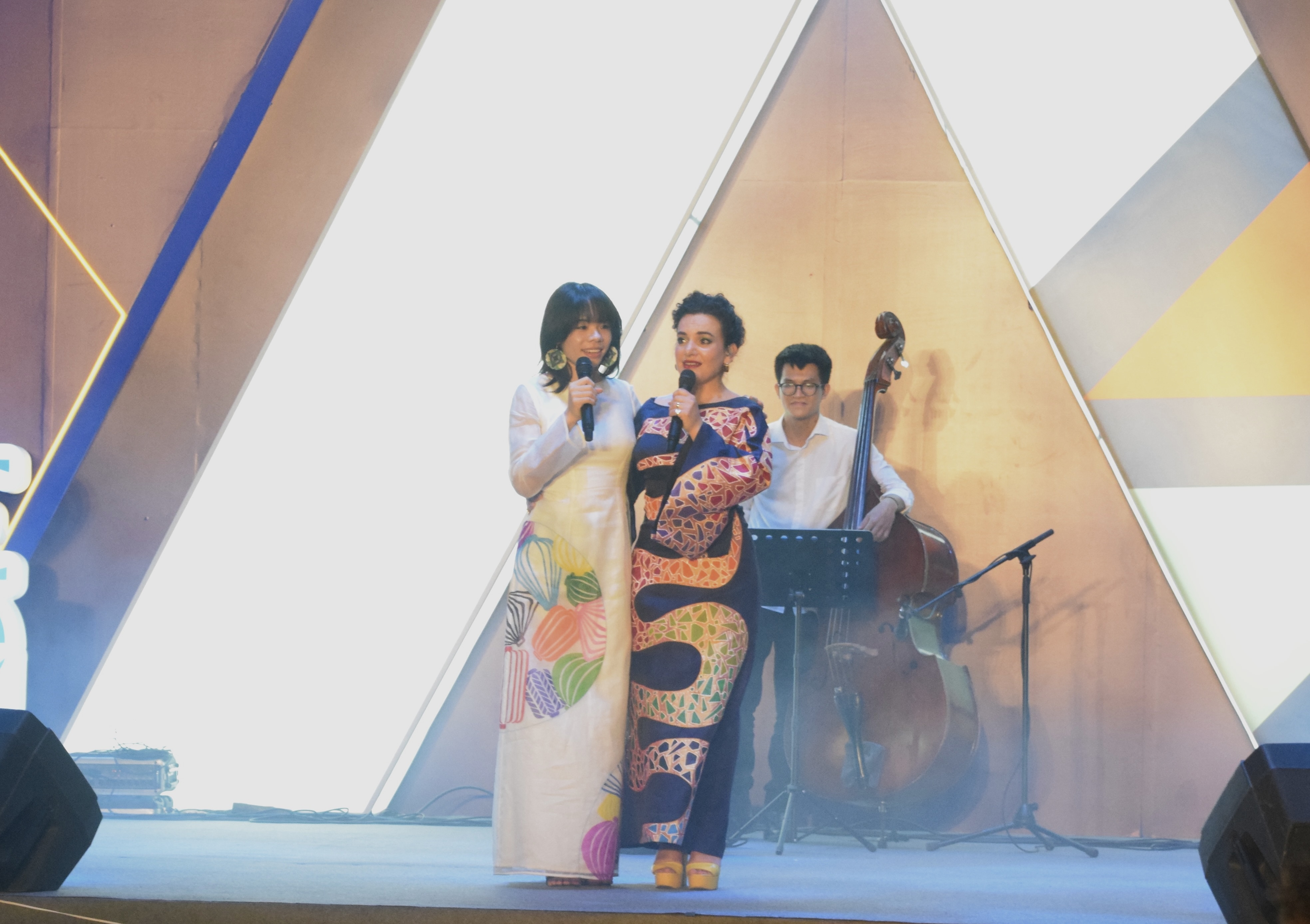 Ngoi lang chau Au anh 6