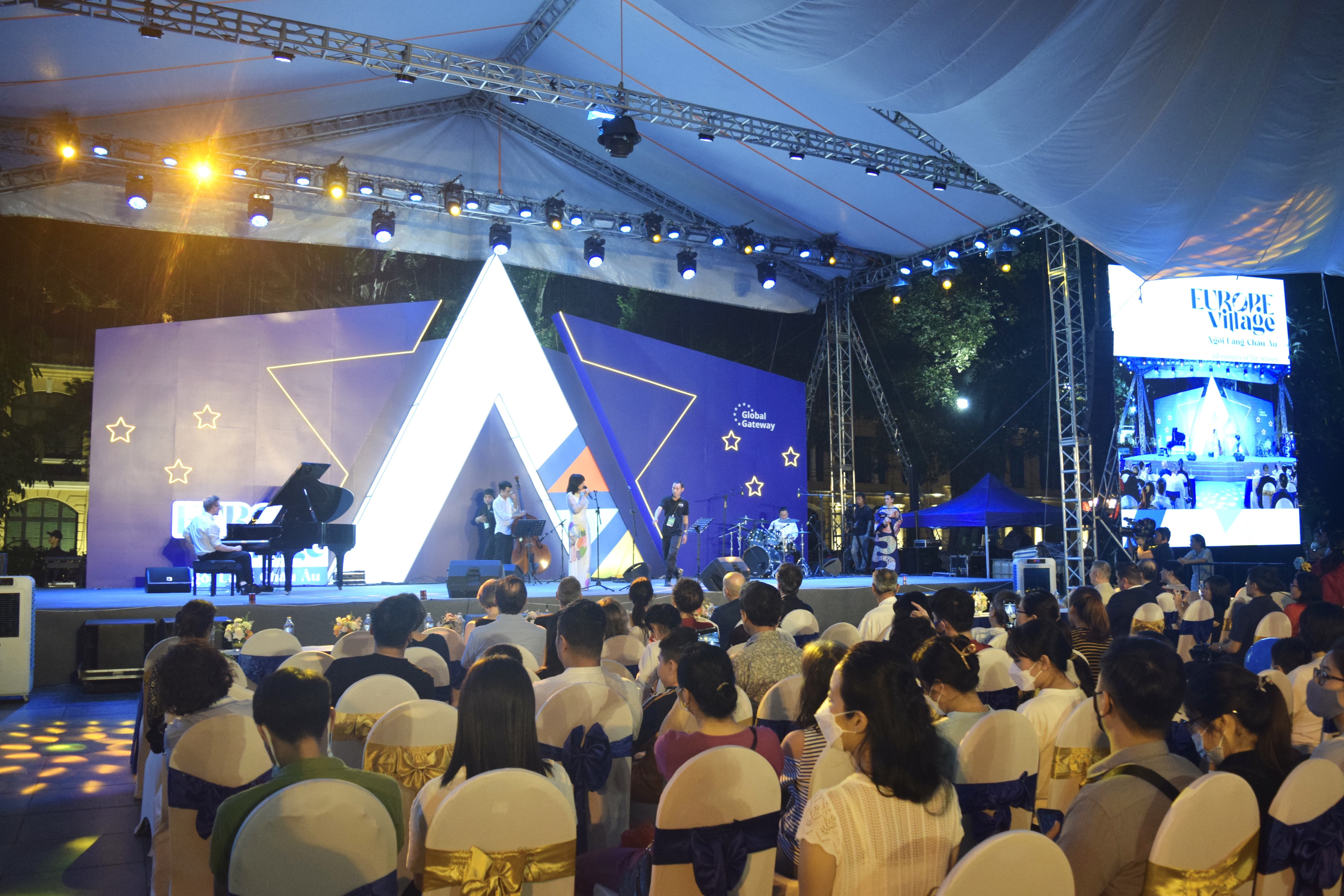 Ngoi lang chau Au anh 5