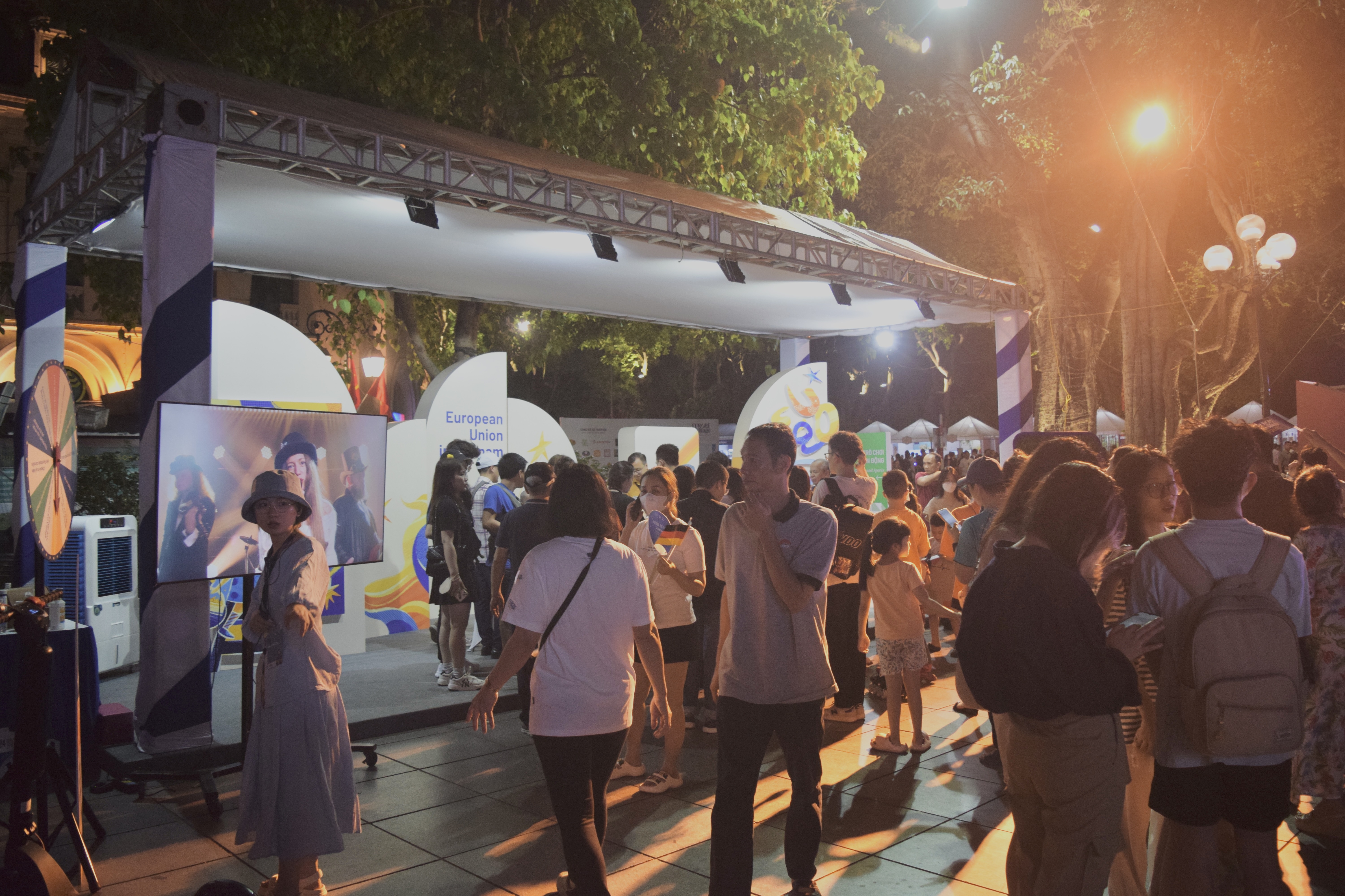 Ngoi lang chau Au anh 7