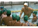 Michael Phelps quyen tien cho tre em hinh anh