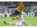 Theo Walcott khong ngai va cham hinh anh