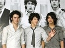 Jonas Brothers deo nhan 'trong trang' hinh anh