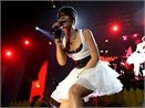 Rihanna ngat tren san khau hinh anh