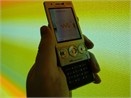 'Cong chua' choi nhac Sony Ericsson W705 hinh anh