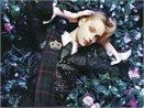 Jessica Stam trong khu vuon me hoac hinh anh