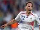 Franck Ribery pha xe bus CLB hinh anh