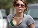 Miley Cyrus chay bo khoe nguc hinh anh