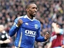 Defoe bi bo da hinh anh