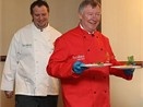 Alex Ferguson lam dau bep hinh anh