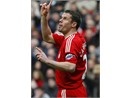 Carragher an mung bang cach… di nha hat hinh anh