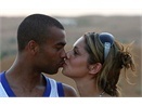 Ashley Cole tim cach dan hoa voi vo hinh anh