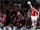 Fan Arsenal tu van vi doi nha bi loai hinh anh