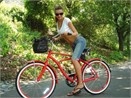 'Sao' sexy ben xe dap hinh anh
