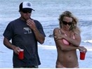 Pamela Anderson cap voi chang tho dien hinh anh
